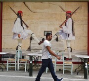 Αυτός ο Έλληνας street photographer δημιουργεί εικόνες από το πουθενά