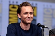 Tom Hiddleston: Αν εξαιρέσεις το ειδύλλιο-παρωδία με την Taylor Swift αυτός ο 37χρονος Άγγλος όλα καλά τα έχει κάνει σε καριέρα και προσωπική ζωή. Σαν «Lockie» στις ταινίες με τον «Thor» μας φάνηκε sexy με το μαύρο μαλλί. Επίσης έλεγε έξυπνες κακίες όλη την ώρα, οπότε δεν στεκόσουν στο ότι έχει πολύ μικρά χείλια. Στεκόσουν στο πώς χρησιμοποιούσε αυτά που έχει.
