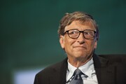 Ένας από τους πλουσιότερους εν ζωή. Στα 62 του χρόνια, ο Bill Gates είναι πια ο δεύτερος πιο πλούσιος τύπος του πλανήτη, πίσω από τον Jeff Bezos της Amazon. Bέβαια, ο Gates θα ήταν πλουσιότερος από τον Bezos εάν δεν ασχολούνταν με τη φιλανθρωπία σε τόσο μεγάλο βαθμό μέσω του ιδρύματός του Bill & Melinda Gates Foundation. Συγκεκριμένα, έχει δωρίσει περίπου 700 εκατομμύρια μετοχές της Microsoft μέσα από τα χρόνια καθώς και 2,9 δισεκατομμύρια δολάρια.

