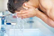 Πλένε το πρόσωπο:
Και όχι μόνο τα χέρια. Τα μικρόβια κάθονται σε όλες τις επιφάνειες του προσώπου και ειδικά αν έχεις γένια. Οπότε κάθε φορά που πλένεις τα χέρια σου, θυμήσου να σαπουνίσεις και να ξεβγάλεις το πρόσωπό σου.