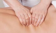 Deep Tissue / Βαθύ θεραπευτικό.
Επικεντρώνεται στο λαιμό, τους ώμους και την πλάτη λύνοντας σφιγμένους μύες, ιστούς και περιτονίες, οι οποίες μπορεί να βρίσκονται βαθιά μέσα στον συνδετικό ιστό του μυικού συστήματος.
> Πότε το χρειάζεσαι: Αν είσαι όλη μέρα αναγκαστικά ακούνητος σε μια συγκεκριμένη θέση στη δουλειά, κυρίως μπροστά από έναν υπολογιστή.