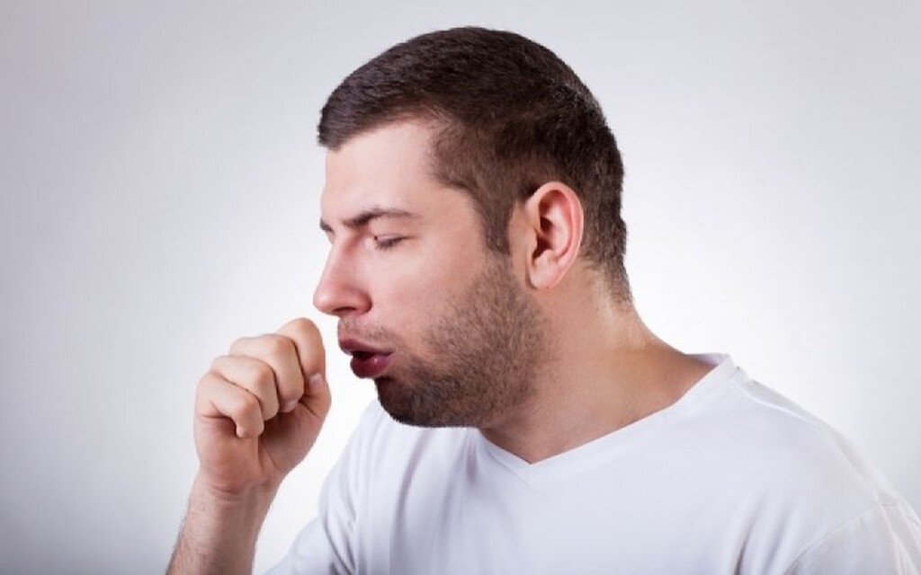 Κρυωμένοι με βουλωμένη μύτη: Ο βήχας είναι σύμπτωμα ενός απλού κρυολογήματος που συνοδεύεται με μπούκωμα και δακρύρροια. Οι ειδικοί πνευμονολόγοι συστήνουν να ακολουθήσετε τις κλασικές συμβουλές για υγιεινή διατροφή και ζεστά ροφήματα και «οπλιστείτε» με υπομονή μέχρι η ίωση να κάνει τον κύκλο της.
