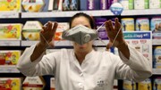 Οι άνθρωποι αναπροσαρμόζουν πάντα τις μάσκες τους και αυτό έχει τη δυνατότητα να τους μολύνει", δήλωσε ο επικεφαλής υγείας της Γαλλίας, Jerome Salomon.