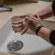 Τελικά το αντισηπτικό χεριών δουλεύει;
Ναι, αλλά γενικά είναι καλύτερο να πλένεις τα χέρια σου με σαπούνι και νερό, που μάλλον το κάνεις λάθος. Το αντισηπτικό χεριών δεν καθαρίζει την βρωμιά και το λίπος όπως το σαπούνι, γεγονός που το καθιστά λιγότερο αποτελεσματικό. Γι’ αυτό το αντισηπτικό χεριών είναι ιδιαίτερα χρήσιμο σε νοσοκομεία, όπου τα χέρια πρέπει να μένουν συνέχεια καθαρά
