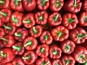 Κόκκινη πιπεριά: Περιέχει μεγάλη ποσότητα βιταμίνης C.