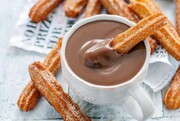 Iσπανία: Churros με σοκολάτα: μακριές λωρίδες ζύμης σου που είναι τηγανητές – βυθισμένα σε μια παχιά σάλτσα σοκολάτας.