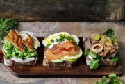 Σουηδία: Smörgås :ανοιχτό σάντουιτς που περιέχει βούτυρο, ζαμπόν, τυρί, μαρούλι, αγγούρι, ντομάτα και βραστό αυγό.

