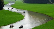 Στο Βιετνάμ υπάρχουν άνθρωποι που πληρώνονται για να περνούν τα παιδιά από το ποτάμι.