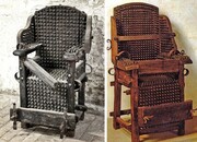 Η Καρέκλα του Βασανισμού: Επίσης γνωστή ως Καρέκλα του Ιούδα, η φρικιαστική συσκευή έγινε σταθερά στα μπουντρούμια του Μεσαίωνα και παρέμεινε μάλιστα σε λειτουργία στην Ευρώπη μέχρι και τον 19ο αιώνα, για τέτοια επιτυχία μιλάμε. Η καρέκλα της φρίκης ήταν διακοσμημένη με 500-1.000 καρφιά και διέθετε λουριά ώστε να καθηλώνεται το θύμα. Σιδερένια συνήθως, διέθετε ακόμα και χώρο για να θερμαίνεται, προσθέτοντας το κατιτίς παραπάνω στον πόνο του άτυχου που κάθιζαν βίαια πάνω. Η θέα της και μόνο αλλά και η διαβόητη φήμη της έκανε τους ανθρώπους να ομολογούν χωρίς πίεση, καθώς έπειθε και τον πλέον κακόπιστο για τον πόνο που μπορούσε να ενσταλάξει…
