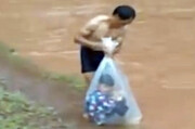 «Συσκευάζουν» τα παιδιά λόγω… ποταμού: Σε κάποιες περιοχές του Βιετνάμ τα νερά των ποταμών είναι ορμητικά, με αποτέλεσμα και τα χωριά νε είναι απομονωμένα. Τα παιδιά δεν μπορούν να πάνε σχολείο την εποχή των πλημμυρών. Οι γονείς λοιπόν, προσλαμβάνουν ανθρώπους οι οποίοι έχουν ως επάγγελμα να περνούν τα παιδιά από τη μία όχθη του ποταμού στην άλλη, με έναν πρωτότυπο τρόπο. Τα βάζουν μέσα σε νάιλον αδιάβροχες σακούλες και… έτοιμη η συσκευασία.