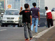 Ενοικιαζόμενος… συνοδηγός: Το δυο-δυο δεν ισχύει στη Τζακάρτα της Ινδονησίας. Στην κίνηση των αυτοκινήτων υπάρχουν περιορισμοί ως προς τους επιβαίνοντες. Και αν νομίζετε ότι αυτό ισχύει για να αποφεύγεται ο… συνωστισμός στο όχημα, γελιέστε. Ίσια ίσα. Έτσι, οι οδηγοί αναγκάζονται να προσλαμβάνουν έναν ή παραπάνω Joki –επιβάτη επί πληρωμή- για τις θέσεις των επιβατών ώστε να πληρούν την προϋπόθεση των τριών επιβαινόντων σε κάθε όχημα!
