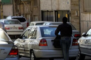 Κάλυψη πινακίδων: Το κυκλοφοριακό κομφούζιο που επικρατεί στην Τεχεράνη έχει κάνει τις αρχές να επιβάλλον Δακτύλιο (όπως ισχύει και στην Αθήνα, δηλαδή, με μονά-ζυγά). Παράλληλα, υπάρχουν και κάμερες, οι οποίες καταγράφουν τους παραβάτες οδηγούς που μπαίνουν σε αυτόν χωρίς να το… δικαιούνται. Τους φωτογραφίζουν. Γι’ αυτό το λόγο υπάρχουν κι αυτοί που καλύπτουν τις πινακίδες. Οι οδηγοί πληρώνουν πεζούς για να περπατούν κολλητά στο αυτοκίνητο στις περιοχές με κάμερες, έτσι ώστε να μην είναι δυνατό να τους βρει η τροχαία, αφού δε φαίνεται ο αριθμός κυκλοφορίας. Και βέβαια, όλο αυτό «λειτουργεί» καθότι με τόση κίνηση που έχει στους δρόμους η ταχύτητα με την οποία κινούνται τα αμάξια είναι ίση με… της χελώνας. Μην παίρνετε ιδέες!