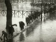 1924. Πλημμύρα στο Παρίσι και μια γέφυρα φτιαγμένη από καρέκλες

