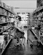Μπέβερλυ Χιλς 1958. Η Ώντρευ Χέπμπορν ψωνίζοντας στο σούπερ μάρκετ μαζί με το ελαφάκι της

