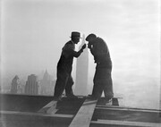 Νέα Υόρκη 1932. Διάλειmμα για τσιγάρο στον τελευταίο όροφο του υπό κατασκευήν κτιρίου της RCA


