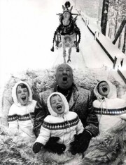 1960. Ο Άλφρεντ Χίτσκοκ παίζοντας με τα εγγόνια του, λίγο πριν αρχίσει τα γυρίσματα για την «Ψυχώ»

