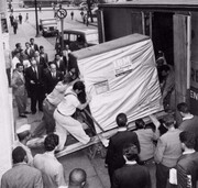 1956. Ένας σκληρός δίσκος μεγέθους 2Χ2Χ0,50 και χωρητικότητας 5ΜΒ φορτώνεται σε πλοίο από την ΙΒΜ

