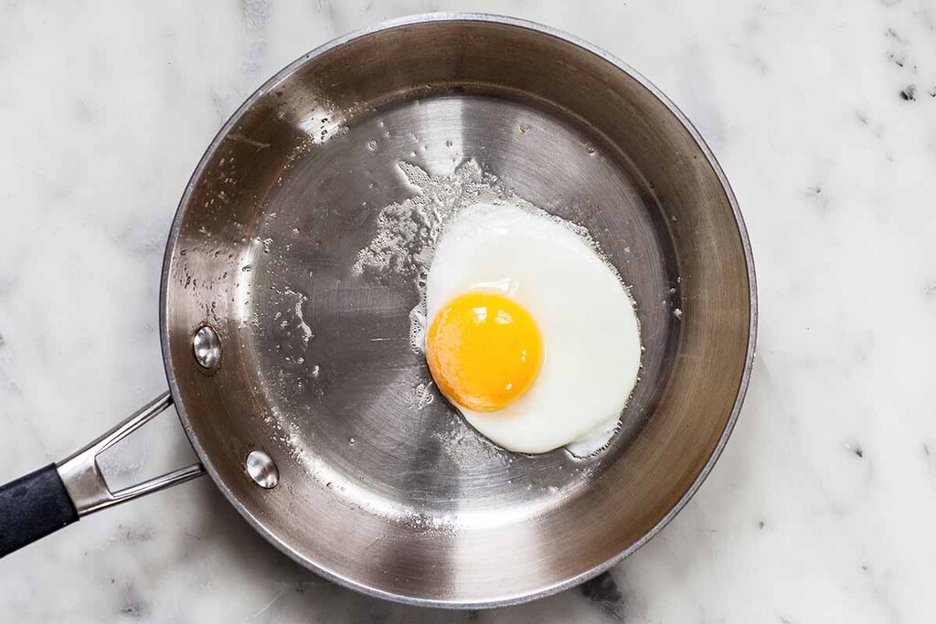 Τηγανητά αυγά: Αντί για λάδι, χρησιμοποιείστε νερό στο τηγάνι.