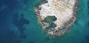 Αυτό είναι το ιστορικό νησάκι 100 μέτρα από την Αττική που έχει φυσική πισίνα