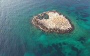 Αυτό είναι το ιστορικό νησάκι 100 μέτρα από την Αττική που έχει φυσική πισίνα