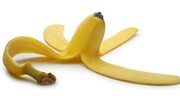 Θάψτε κομμένες φλούδες από μπανάνες στη βάση του φυτού, καθώς απελευθερώνουν κάλιο, μαγνήσιο, φωσφορικά και άλλα μέταλλα που θρέφουν τα τριαντάφυλλα