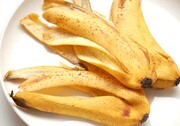Τρίψτε το λευκό μέρος της μπανανόφλουδας πάνω στα δόντια και ξεπλύντε με νερό. Επαναλάβετε συχνά