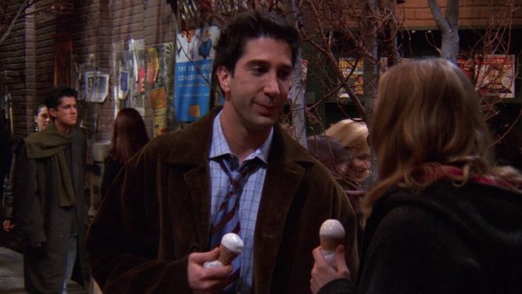 Στην 7η σεζόν ο Τσάντλερ είπε πως ο Ρος δεν τρώει παγωτό. Στη δεύτερη σεζόν ωστόσο τον είδαμε να κρατάει και να τρώει παγωτό.