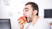 Φάε ένα μήλο: Αυτό θα σε βοηθήσει καθώς παρέχει φυσικά σάκχαρα και η ενέργειά του ισοδυναμεί με ένα φλιτζάνι καφέ. 