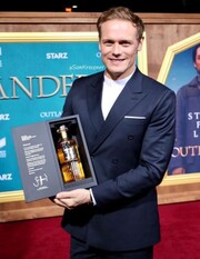 Sam Heughan:

Είναι ο ηθοποιός που έγινε διάσημος από το Outlander, έχει το δικό του blended whisky που αποκαλεί Sassenach. Ο ίδιος δηλώνει πως το ουίσκι έχει νότες από βερίκοκα, ροδάκινα και μέλι.