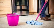 Το ξύδι σκοτώνει τα μικρόβια και απολυμαίνει, το σαπούνι πιάτων καθαρίζει ενώ το αιθέριο έλαιο κάνει τον χώρο να μοσχοβολάει. Αν δεν έχετε αιθέριο έλαιο στο σπίτι μπορείτε να βάλετε αντί για αυτό λίγο λεμόνι. Και πάλι το σπίτι σας θα αποκτήσει μια όμορφη μυρωδιά λεμονιού και καθαριότητας.

