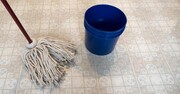 Ρίξτε όλα τα υλικά στον κουβά και σφουγγαρίστε το πάτωμά σας. Το αποτέλεσμα θα είναι εκπληκτικό καθώς το σπίτι σας θα μοσχομυρίσει.

