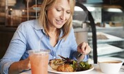 Οι γυναίκες τρώνε λιγότερο, όταν στην παρέα είναι άντρες