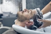 Βρέξε αρχικά τα μαλλιά σου για να απομακρύνεις οτιδήποτε από σκόνη που δεν είναι ορατή μέχρι ξηροδερμίες.
