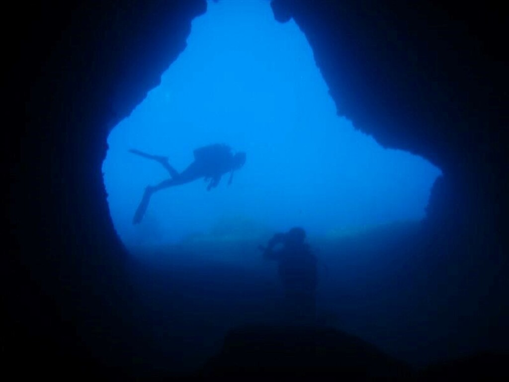 Το σπήλαιο έχει διανοιχτεί σε Μεσοζωικούς ασβεστόλιθους. Η είσοδος της σπηλιάς (πλάτους 9 μ. και ύψους 6,5 μ.) βρίσκεται σε βάθος 10 μέτρων από την επιφάνεια της θάλασσας και συνεχίζει σε ένα τούνελ μήκους περίπου 40 μέτρων.