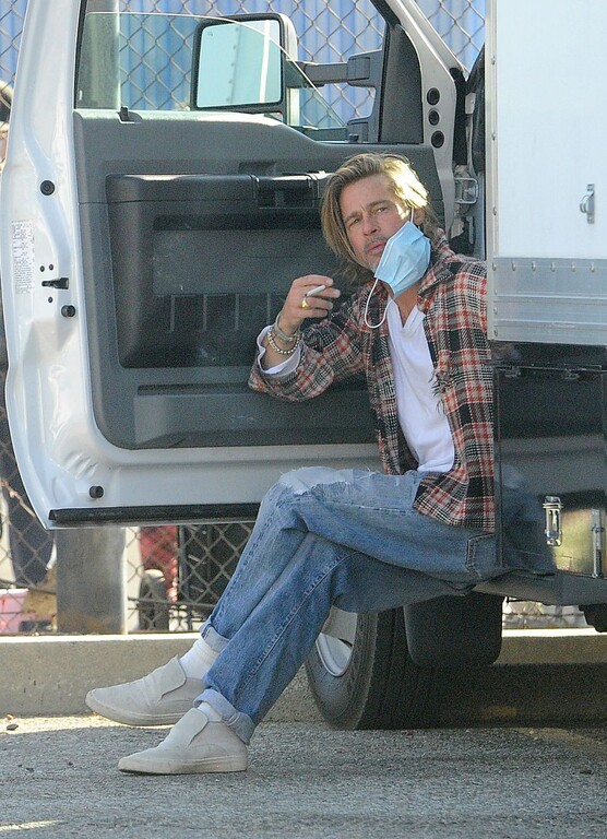O Brad Pitt είναι cool ακόμη κι όταν κάνει delivery