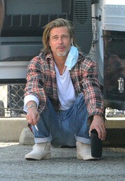 O Brad Pitt είναι cool ακόμη κι όταν κάνει delivery