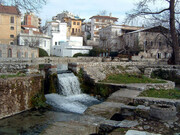 Αυτή η πόλη της βόρειας Ελλάδας έχει να καμαρώνει για πολλά, ανάμεσα στα οποία είναι και ο υδάτινος πλούτος της. Από κει λοιπόν πήρε και το όνομά της:

