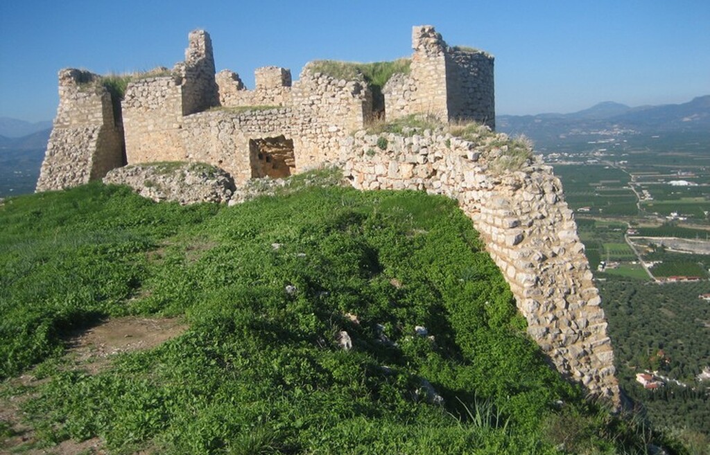 Στα δυτικά της αργολικής πεδιάδας, πάνω από την ιστορική πόλη του Άργους, στον ομώνυμο κωνικό λόφο ύψους 289 μέτρων, ορθώνεται επιβλητικό το κάστρο της Λάρισας. Η ονομασία του προήλθε από την κόρη του μυθικού Πελασγού, τη Λάρισα.


