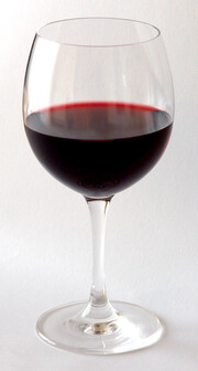 Η αντιμετώπιση της χοληστερίνης είναι ένα μόνο από τα μεγάλα οφέλη του κόκκινου κρασιού στην υγεία.