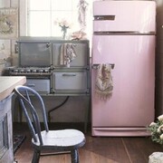 Όταν τοποθετείτε το ψυγείο σας, συνήθως δεν σας περνά από το μυαλό ότι, όταν μαγειρεύετε θέλετε να έχετε ελεύθερο χώρο για να κινείστε ανάμεσα στους πάγκους, τον νεροχύτη, τον φούρνο της κουζίνας και παράλληλα εύκολη πρόσβαση στο ψυγείο για μεγαλύτερη άνεση. Οπότε για να μην να δυσκολεύεστε κάθε φορά που ετοιμάζετε ένα γεύμα, μεταφέρετε πιάτα από και προς το νεροχύτη και τον φούρνο ή θέλετε να προμηθευτείτε ένα συστατικό ή υλικό από το ψυγείο, φροντίστε να τοποθετήσετε το ψυγείο σας δεξιά ή αριστερά από τον νεροχύτη και σε κοντινή απόσταση για να μπορείτε ανά πάσα στιγμή να ανοίγετε την πόρτα του με το χέρι σας. Η ιδανική θέση για τον φούρνο είναι απέναντι από τον νεροχύτη και μακριά από το ψυγείο, καθώς η θερμότητα που θα εκπέμπει, όταν είναι αναμμένος, μπορεί να επηρεάσει τη σωστή λειτουργία του ψυγείου.

