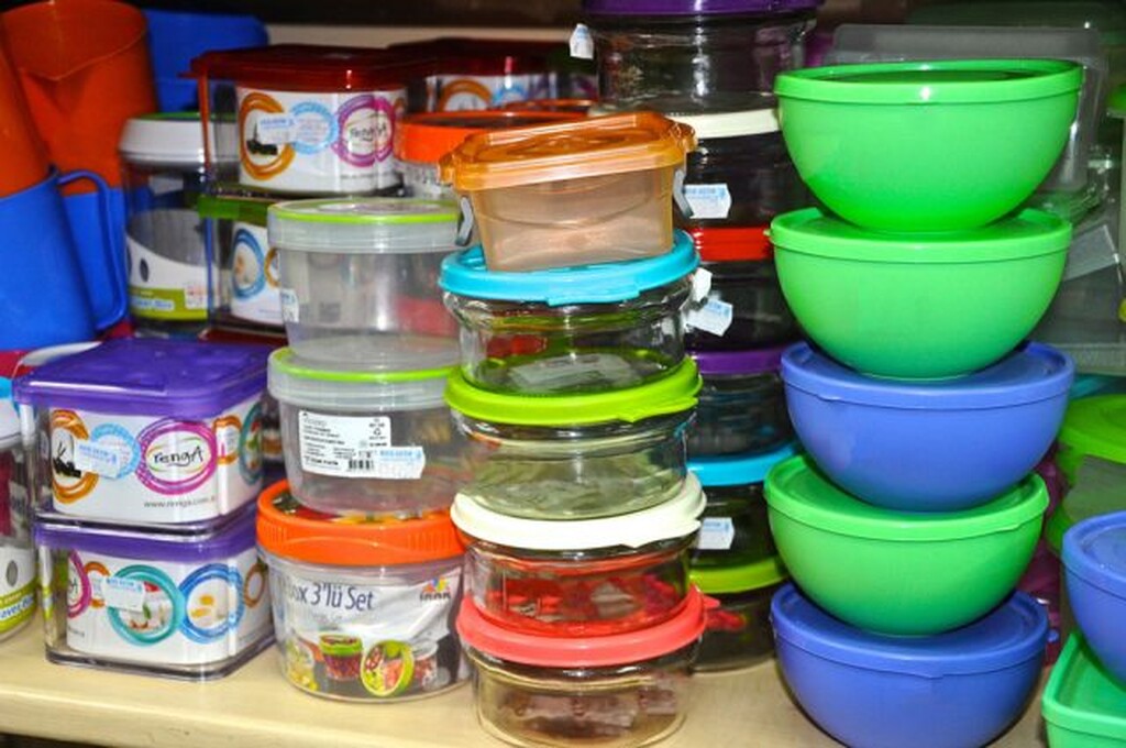 Παλιά πλαστικά δοχεία/τάπερ φαγητού...
Πετάξτε όποιο παλιό πλαστικό δοχείο φαγητού είναι από διάφανο, σκληρό υλικό και έχει την ένδειξη “7” ή “pc” ως μικρή σφραγίδα στην βάση του. Αυτά τα δοχεία μπορεί να περιέχουν την ουσία BPA. Αν και οι κατασκευαστές έχουν σταμτήσει την χρήση BPA στα νεότερα δοχεία από πολυανθρακικό, τα παλιά είναι πιθανό να έχουν ακόμα αυτή την επικίνδυνη ουσία. Τα πολλά πλυσίματα στις υψηλές θερμοκρασίες του πλυντηρίου πιάτων, αλλά και η χρήση τους στον φούρνο μικροκυμάτων, διευκολύνει την διαρροή της BPA στο περιεχόμενο του δοχείου. Εφόσον υπάρχει η δυνατότητα, είναι προτιμότερο και πιο υγιές να επιλέγετε δοχεία από γυαλί.