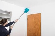 Πριν αρχίσεις να σαπουνίζεις τον τοίχο βεβαιώσου ότι το πάτωμα του σπιτιού σου δεν θα γεμίσει νερά –και θα βγάλεις κι άλλες δουλειές. Για αυτό θα χρειαστείς ένα στεγνό ύφασμα ή έναν μουσαμά που θα απλώσεις πάνω στο πάτωμα μπροστά από το σημείο που πρόκειται να καθαρίσεις.

