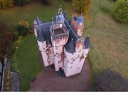 Craigievar:

Ίσως το κάστρο με τις περισσότερες φωτογραφικές αναρτήσεις στο Instagram. Λέγεται πως υπήρξε η έμπνευση για το κάστρο της Σταχτοπούτας. 
