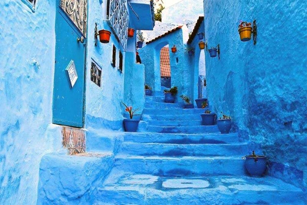 Η μπλε πόλη του Μαρόκου...Μια ονειρική απόχρωση του μπλε, που θυμίζει το ινδικό λουλάκι (γνωστό και ως indigo), δεσπόζει στα περισσότερα σπίτια της μπλε πόλης Chefchaouen (ή Chaouen) στο Μαρόκο. Το όνομά της πόλης προέρχεται από το σχήμα των βουνοκορφών που την περιβάλλουν, το οποίο μοιάζει με κέρατα κατσίκας.
