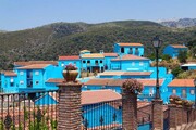 Το μπλε ισπανικό Στρουμφοχωριό...Ανάμεσα στις μπλε πόλεις βρίσκεται και ένα απομακρυσμένο ορεινό χωριό της Νότιας Ισπανίας, που βάφτηκε μπλε κατά παραγγελία, προκειμένου να υποδεχτεί την παγκόσμια πρεμιέρα αμερικανικής ταινίας αφιερωμένης στα γνωστά Στρουμφάκια (Los Pitufos, στα ισπανικά). Το Juzcar της ισπανικής Ανδαλουσίας με τους 250 κατοίκους δέχτηκε το 2011 να ντυθεί με μπλε φορεσιά για να προωθήσει την ταινία.


