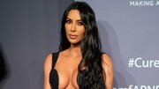 Κανείς δεν ξέρει πόσες πλαστικές επεμβάσεις έχει κάνει η Kim Kardashian, αλλά ορκίζεται ότι το στήθος της είναι φυσικό.