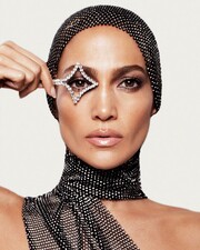 Η Jennifer Lopez μας βάζει στη ζώνη του λυκόφωτος για άλλη μια φορά