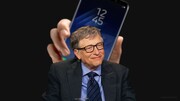 Όπως είπε στη συνέντευξη, ο Bill Gates έχι στην κατοχή του ένα τηλέφωνο Android κι ένα iPhone. Κάθε μέρα χρησιμοποιεί το πρώτο περισσότερο. 