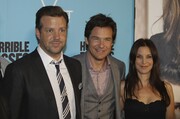 Με χαλαρή γραβάτα και φαρδύ κοστούμι το 2011 στην Αυστραλία, ποζάρει μαζί με τον Jason Bateman και τη σύζυγό του, Amanda Anka