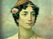 Μαντώ Μαυρογέννους: Η «φλόγα» της Μυκόνου έπαιξε σημαντικό ρόλο στον ξεσηκωμό του νησιού των ανέμων, εξόπλισε πλοία με δικά της χρήματα, ενώ πήρε μέρος και η ίδια σε μάχες. Προσέφε στον Αγώνα συνολικά 700.000 γρόσια, ενώ το 1826 έδωσε να εκποιηθούν τα κοσμήματά της και να διατεθούν προς περίθαλψη δύο χιλιάδων Μεσολογγιτών που σώθηκαν από την Έξοδο. Η ευγενική αυτή προσωπικότητα γνώρισε τον έρωτα στο πρόσωπο του Δημήτριου Υψηλάντη, ωστόσο ισχυροί πολιτικοί του νεοσύστατου ελληνικού κράτους με «επικεφαλής» τον Ιωάννη Κωλέττη δεν άφησαν να ενωθούν οι δύο ισχυρές αυτές οικογένειες με τα δεσμά του γάμου. Η Μαντώ Μαυρογέννους αποσύρθηκε τελικά στο Ναύπλιο και πέθανε στην Πάρο το 1940 μέσα σε κατάσταση στερήσεων και φτώχειας χωρίς να λάβει ποτέ κάποια τιμητική σύνταξη για τις υπηρεσίες της.
